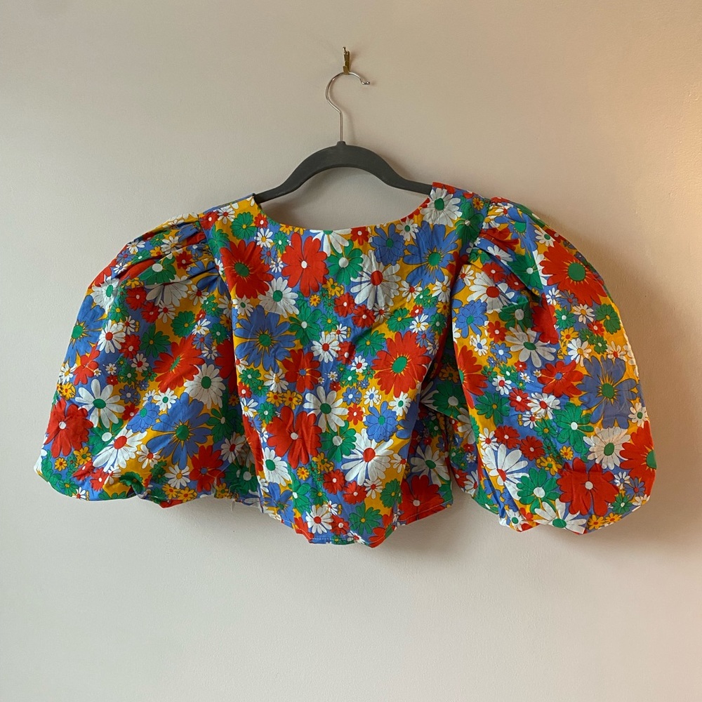 Cropped puff sleeve floral top